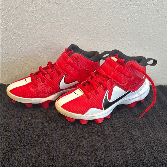 Nike Forcé Trout Red and Black with Athletic Design - Picture 1 of 7